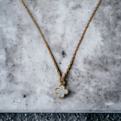 Collier avec petite croix arrondie en nacre