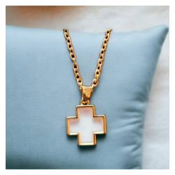 Collier avec jolie croix carrée effet nacré
