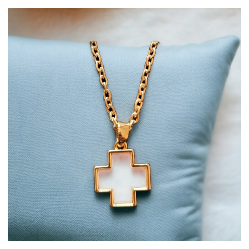 Collier avec jolie croix carrée effet nacré