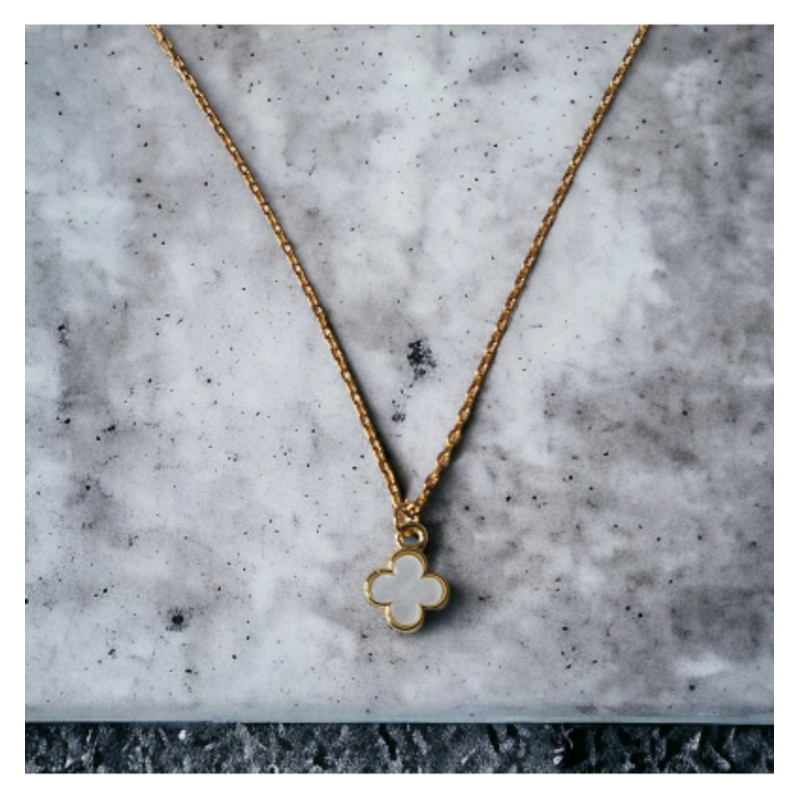Collier avec petite croix arrondie nacrée