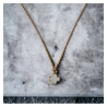 Collier avec petite croix arrondie nacrée