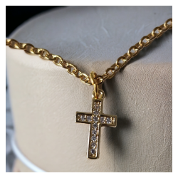 Collier avec petite croix et brillants