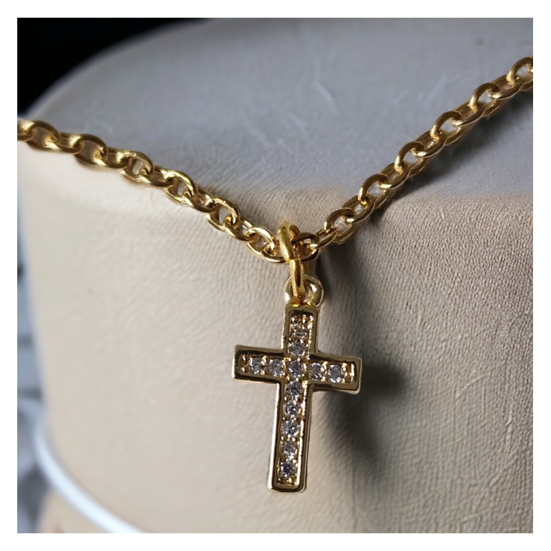 Collier avec petite croix et brillants